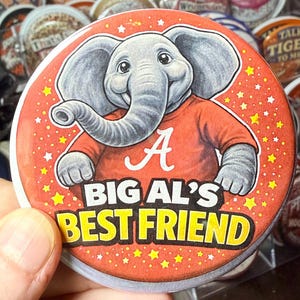 Könnte beinhalten: Ein runder Button mit einem Cartoon-Elefanten, der ein rotes Hemd mit dem Buchstaben "A" trägt. Der Button hat den Text "BIG AL'S BEST FRIEND" in gelben Buchstaben auf rotem Hintergrund mit gelben Sternen.