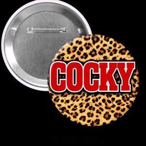 ¡El botón redondo de 7,6 cm para el día del partido es monísimo! "COCKY" ¡Un botón precioso! El fondo de leopardo es magnífico.