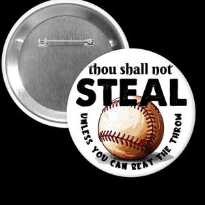 Puede incluir: Un botón redondo de béisbol con el texto "thou shall not STEAL unless you can beat the throw." El botón presenta un gráfico de béisbol en el centro. El botón es blanco con una parte trasera de metal plateado.