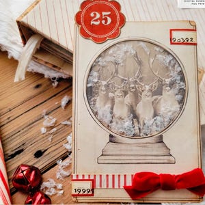 Puede incluir: Una tarjeta navideña de estilo vintage con un diseño de globo de nieve con renos. La tarjeta tiene un lazo rojo, el número 25 en un círculo rojo festoneado y el número 1999. También se ve el texto "PEPPERMINT PARCEL LABELS".