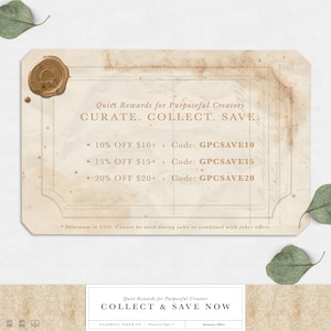 Puede incluir: Una tarjeta de estilo vintage beige con un sello de cera dorado y texto. La tarjeta ofrece descuentos con c&oacute;digos. El dise&ntilde;o incluye un borde decorativo y un efecto de papel envejecido, con hojas verdes en las esquinas. El texto dice "Quiet Rewards for Purposeful Creators."