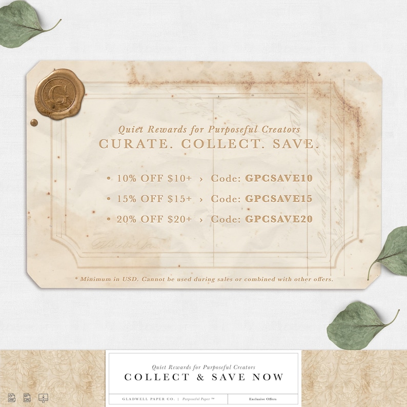 Puede incluir: Una tarjeta de estilo vintage beige con un sello de cera dorado y texto. La tarjeta ofrece descuentos con c&oacute;digos. El dise&ntilde;o incluye un borde decorativo y un efecto de papel envejecido, con hojas verdes en las esquinas. El texto dice "Quiet Rewards for Purposeful Creators."
