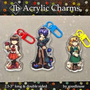 以下が含まれることがあります： アニメスタイルのキャラクターが描かれた、両面アクリルチャーム3個セット。各チャームには、赤、青、黄色のカラビナが付いています。チャームの長さは6.35〜7.62cmで、様々な衣装やアクセサリーを身につけたキャラクターが特徴です。