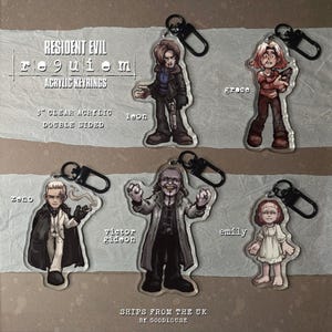 Puede incluir: Llaveros acr&iacute;licos de doble cara con personajes de Resident Evil: Requiem. Cada llavero mide 7.6 cm e incluye personajes como Leon, Grace, Zeno, Victor Gideon y Emily. Los llaveros tienen cierres met&aacute;licos negros.