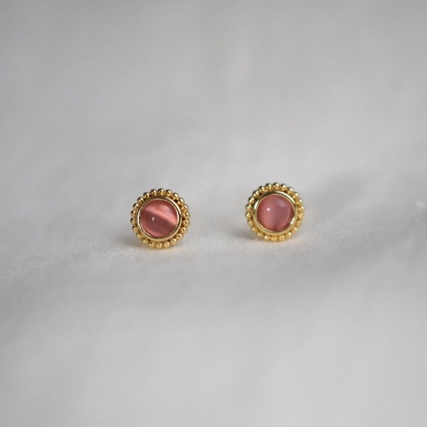 Boucles d'oreilles Alma plaqué or puces rond doré pierre rose chic minimaliste fleur bijou femme cadeau moderne