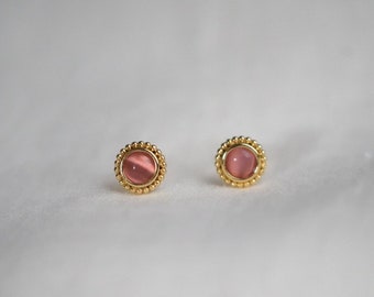 Boucles d'oreilles Alma plaqué or puces rond doré pierre rose chic minimaliste fleur bijou femme cadeau moderne