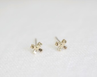 Tachuelas de nudo dorado, pendientes de nudo bañados en oro, tachuelas de oro pequeñas, pendiente mini nudo dorado, idea de regalo de joyería minimalista para mujer