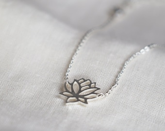 Lotus bracelet silver lotus flower orient Japan water lily gift woman minimalist feminine chic timeless trendy jewelry