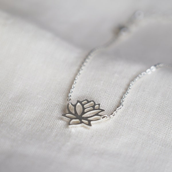 Bracelet Lotus argent fleur de lotus orient japon nénuphar cadeau femme minimaliste féminin chic intemporel bijoux tendances
