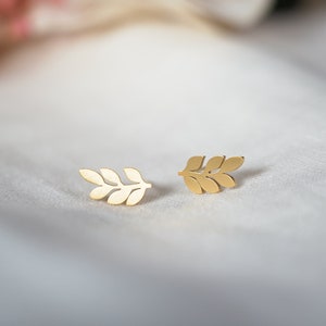 Boucles d'oreilles Flora plaqué or ou argent puces feuille laurier cadeau femme bijou minimaliste chic intemporel original bijoux tendances