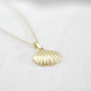Trendy gold-plated shell necklace, gold shell pendant, original chic women&#39;s gift idea, minimalist and elegant shell jewelry