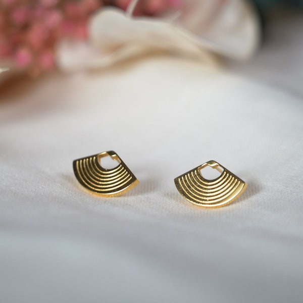Boucles d'oreilles Romy plaqué or argent demi cercle éventail doré cadeau femme bijou chic moderne minimaliste puces original