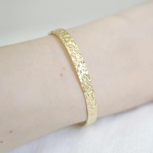 Elegante brazalete dorado martillado para mujer, moderno y actual brazalete de oro fino martillado, elegante joya minimalista de oro, original idea de regalo para mujer.