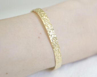 Hammered gold bangle bracelet for women, dainty gold cuff bracelet, minimalist hammered jewelry gift, elegant chic gold bracelet, woman gift