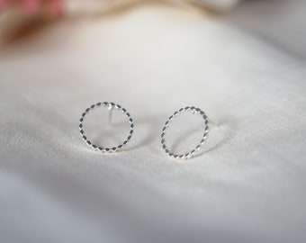 Apolline gold or silver plated earrings, feminine minimalist circle studs, elegant chic gold round jewelry, modern women's gift
