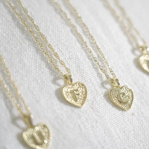Collar con letras bañadas en oro, medalla con inicial en oro texturizado, colgante de corazón de oro con inicial, joyería con letras en oro, idea de regalo personalizada para mujer