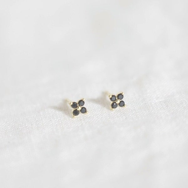 Flora oorbellen vergulde gouden chips bloem zirkoon zwarte kristallen studs, accumulatie van gouden sieraden, minimalistisch trendy damescadeau