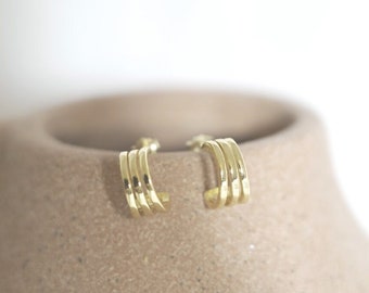 Elegant gold-plated half-circle Valentine earrings, original timeless chic women's gift, modern minimalist chip gold jewelry