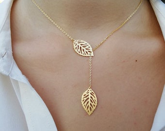 Collier Alvina plaqué or doré feuille nature cadeau femme original chic bijou lasso croisé minimaliste moderne élégant fin