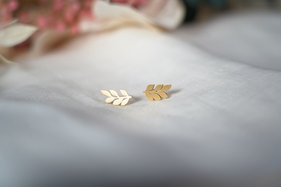 Boucles d'oreilles Flora plaqué or ou argent puces feuille laurier cadeau femme bijou minimaliste chic intemporel original bijoux tendances