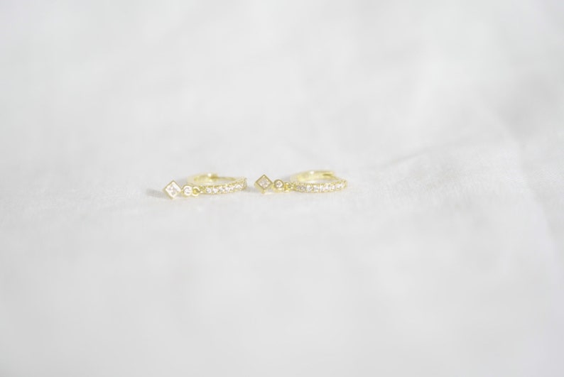 Boucles d'oreilles Inès plaqué or mini créoles pampille doré boucles pendantes, cadeau femme bijoux dorés zircon tendance chic original image 2