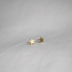 Boucles d'oreilles Star étoile plaqué or argent, puces minimaliste tendance cadeau femme fantaisie, bijou clous étoiles or simple image 2