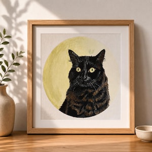 Könnte beinhalten: Ein quadratischer Holzrahmen mit einem Druck einer schwarzen Katze mit gelben Augen vor einem kreisförmigen, blassgelben Hintergrund. Die Katze ist ab der Brust aufwärts dargestellt und zeigt detailliertes dunkles Fell und einen fokussierten Blick.