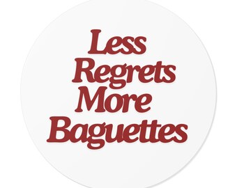 Runde Vinyl-Aufkleber: Less Regrets, More Baguettes