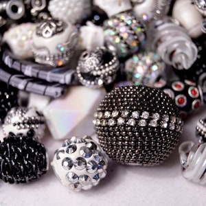 20 Stück Jesse James Beads Black & White, Indonesisch, Handperlen JJB503