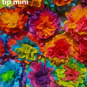Op de afbeelding: Een close-up van kleurrijke papieren bloemen in tinten rood, oranje, geel, groen, blauw en paars. De bloemen zijn dicht op elkaar geplaatst, waardoor een dicht, gestructureerd patroon ontstaat. De tekst "round tip mini" is zichtbaar.