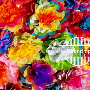 Pu&ograve; includere: Primo piano di una collezione di fiori di carta dai colori vivaci in tonalit&agrave; di rosso, arancione, giallo, verde, blu e viola. I fiori sono fittamente raggruppati. Il testo "Round tip" &egrave; visibile.