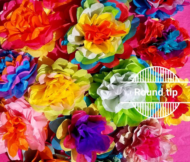 Pu&ograve; includere: Primo piano di una collezione di fiori di carta dai colori vivaci in tonalit&agrave; di rosso, arancione, giallo, verde, blu e viola. I fiori sono fittamente raggruppati. Il testo "Round tip" &egrave; visibile.