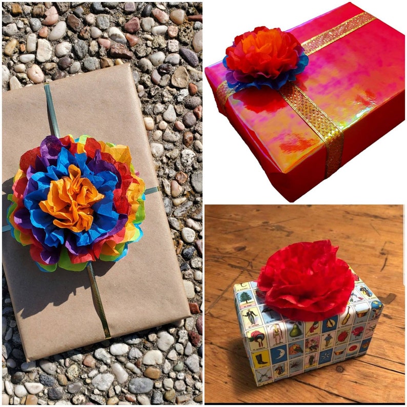 Pu&ograve; includere: Tre regali confezionati con fiori di carta velina colorati. Un regalo &egrave; avvolto in carta marrone con un nastro verde e un grande fiore multicolore. Un altro &egrave; in carta rossa lucida con nastro dorato e un fiore rosso e blu. Il terzo &egrave; avvolto in carta fantasia con un fiore rosso.