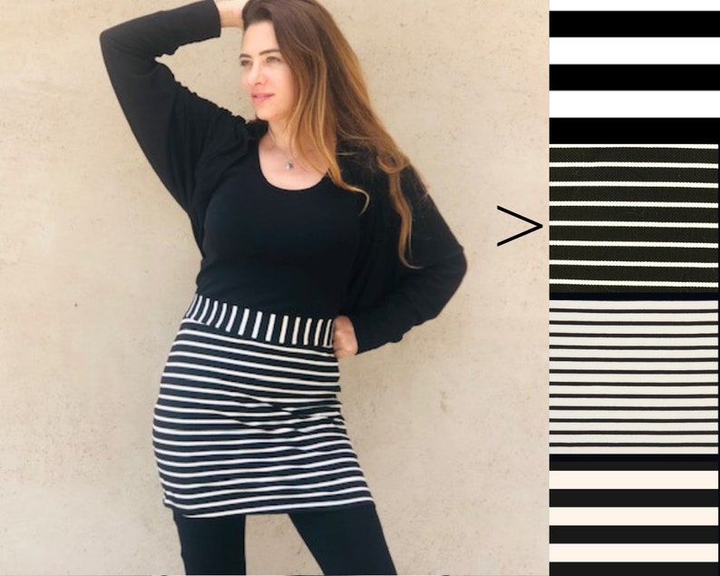 Pu&ograve; includere: Una gonna a righe bianche e nere con una maglia nera e leggings neri. La gonna ha una fascia elastica larga.
