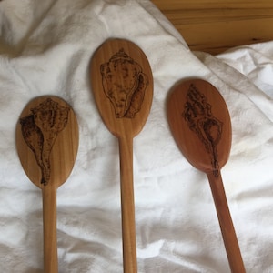 cucharas de madera con un patrón de concha de mar, madera quemada, regalo de ducha nupcial