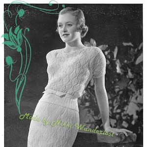 Può includere: Una fotografia in bianco e nero di una donna che indossa un abito bianco all'uncinetto con un motivo a pizzo. L'abito ha maniche corte e un corpetto aderente. La donna è in piedi in un ambiente da giardino e si appoggia a un muro di pietra. Il testo "Made by Nikki Wanderlost" è visibile nell'angolo in basso a destra dell'immagine.