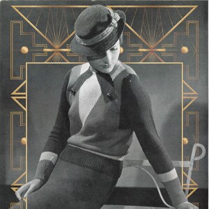 Könnte beinhalten: Ein Schwarzweißfoto einer Frau, die einen schwarz-weißen Pullover mit geometrischem Muster trägt. Sie trägt einen schwarzen Hut mit weißem Band und sitzt auf einem Stuhl. Das Foto ist mit einem goldenen geometrischen Muster gerahmt.
