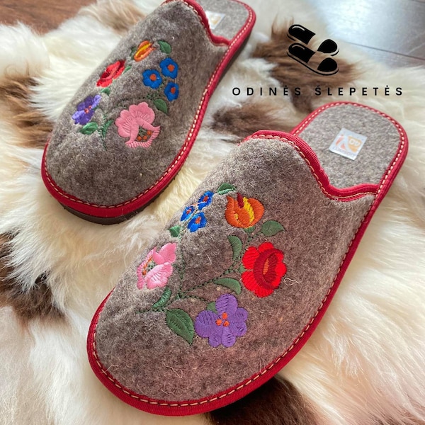 Merino wool slippers/Embroidery/Wool Wet Felt Slippers /Open heel /Easy Slip-on / Winter Slippers / for Women/ Hausschuhe/ Schurwolles