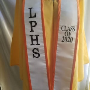 Może przedstawiać: Biała szarfa absolwentka z pomarańczowym wykończeniem. Na szarfie widnieje napis "LPHS" z jednej strony i "CLASS OF 2020" z drugiej.