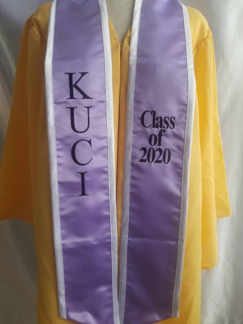Może przedstawiać: Fioletowa szarfa absolwentka z białym obszyciem. Na szarfie widnieje napis "KUCI" po jednej stronie i "Class of 2020" po drugiej.