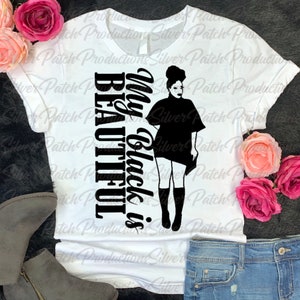 Puede incluir: Camiseta blanca con texto negro que dice "My Black is Beautiful" y una silueta de una mujer con afro.