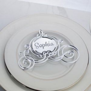 Op de afbeelding: Een zilveren acryl Cinderella-koets plaatskaart met de naam "Sophia" gegraveerd op de voorkant. De koets is 15,24 cm hoog.