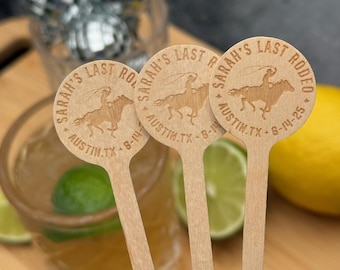 50 Palitos para remover, palillos para cóctel, de madera grabados a medida, ideales para despedidas de soltera o el último rodeo.