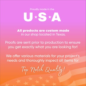 Puede incluir: Un gr&aacute;fico con un dise&ntilde;o de bandera estadounidense roja, blanca y azul. El texto "Proudly made in the USA" est&aacute; en la parte superior de la imagen. El texto "All products are custom made in our shop located in Texas." est&aacute; debajo de la bandera. El texto "Proofs are sent prior to production to ensure you get exactly what you are looking for!" est&aacute; debajo de eso. El texto "We offer various materials for your project's needs and thoroughly inspect all items for Top Notch Quality!" est&aacute; debajo de eso.