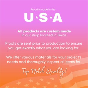 Puede incluir: Un gr&aacute;fico con un dise&ntilde;o de bandera estadounidense roja, blanca y azul. El texto "Proudly made in the USA" est&aacute; en la parte superior de la imagen. El texto "All products are custom made in our shop located in Texas." est&aacute; debajo de la bandera. El texto "Proofs are sent prior to production to ensure you get exactly what you are looking for!" est&aacute; debajo de eso. El texto "We offer various materials for your project's needs and thoroughly inspect all items for Top Notch Quality!" est&aacute; debajo de eso.