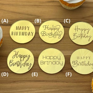 Może przedstawiać: Sześć złotych okrągłych topper&oacute;w do tortu z r&oacute;żnymi stylami tekstu "Happy Birthday".