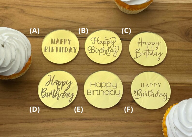 Może przedstawiać: Sześć złotych okrągłych topper&oacute;w do tortu z r&oacute;żnymi stylami tekstu "Happy Birthday".