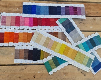 Op maat gemaakte kleurenkaart voor vloerkleden, wolkleurstalen, gepersonaliseerde kleurstalen voor vloerkleden. Er wordt een fysiek staal van 100 wolkleuren aan je geleverd.