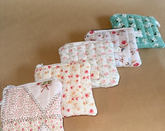 Porte-monnaie matelassé floral | Pochette à fermeture éclair faite main | Portefeuille Coquette | Sac à monnaie Cottagecore | Petite pochette fleurie pour argent liquide et cartes