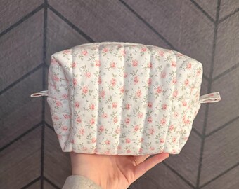 Trousse de maquillage florale matelassée faite main | Pochette cosmétique Cottagecore | Trousse de maquillage Coquette | Trousse de toilette florale | Trousse à maquillage de voyage